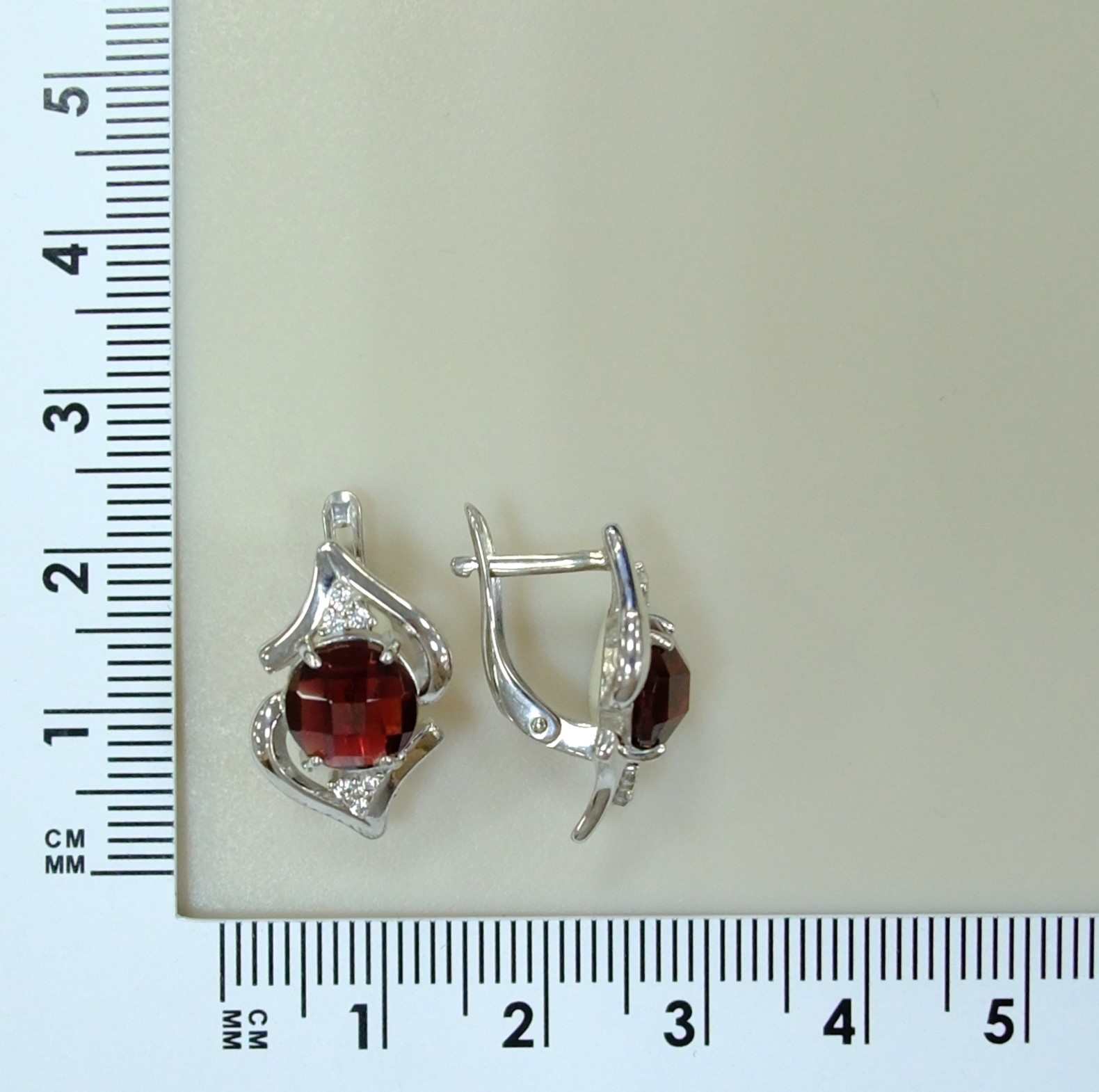 Серебряные серьги 925 пробы; вставки 2 Гранат s; 12 Фианит бесцв.;